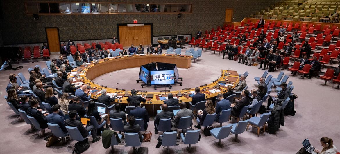 联合国安理会会议室的广视角,在国际法治重申的辩论期间,代表们坐在一个大圆桌.